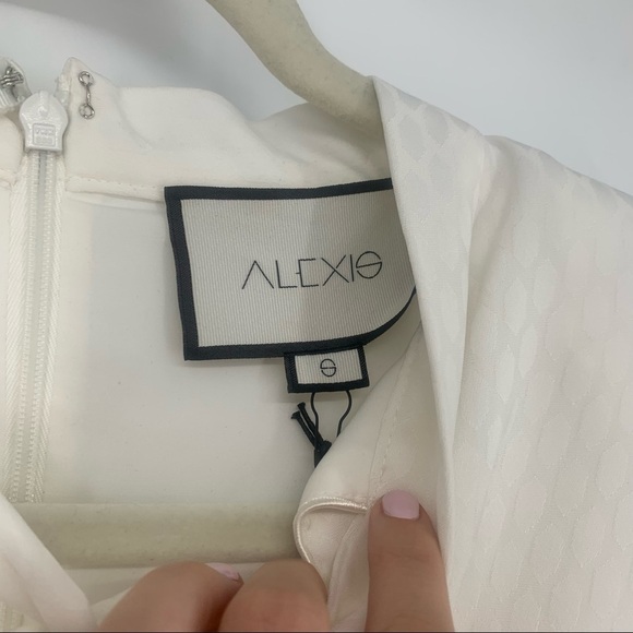 NEW Alexis Lindon Long Sleeve Dress in Geo White Print Size Small - Picture 9 of 9